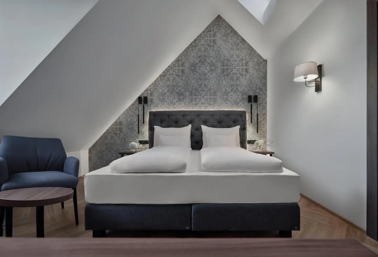 Hotel Schwarzer Adler Инсбрук 4*,
